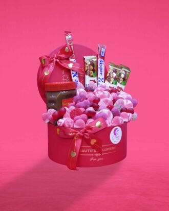 صندوق هدايا أحمر بالحلوى والشوكولاتة